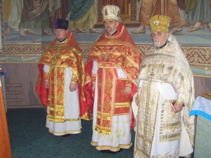 Священики під час читання Апостола